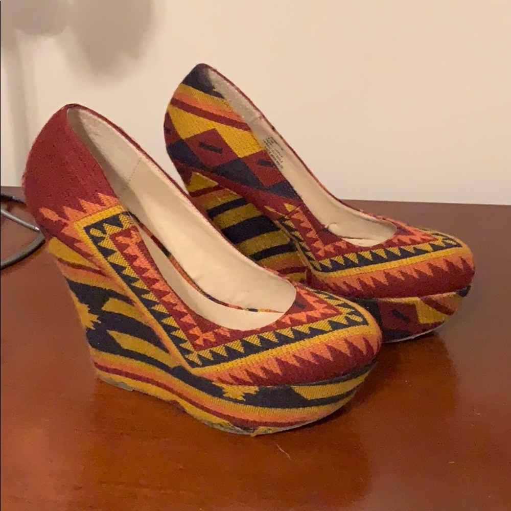 Steve Madden geometric fabric wedges